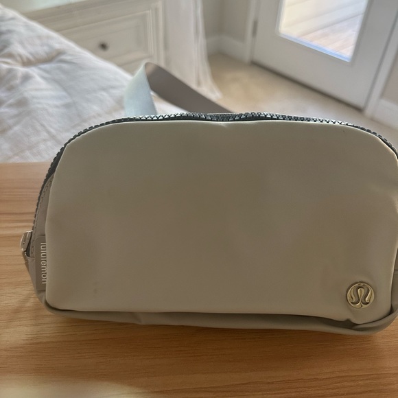 🍋 lululemon 🍋 Everywhere Belt Bag NWOT Seal Grey - Picture 4 of 4